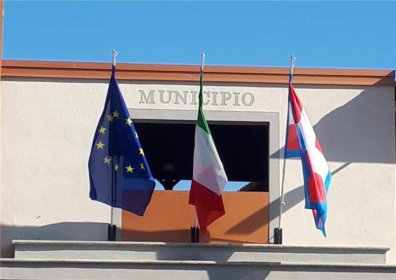 Bandiere su portale del Municipio